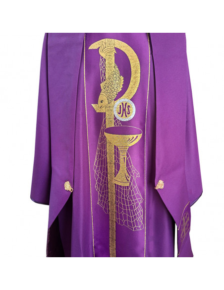 Dalmatica Morada Estampada Con Galon Pax Caliz Forma Y Una Red De Fondo