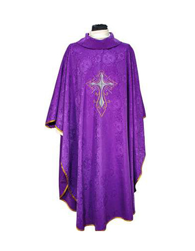 Casulla adamascada bordada cruz grande morada con dorada alrededor