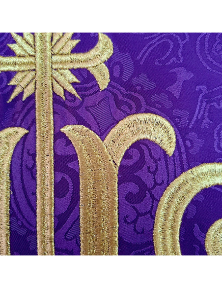 Casulla adamascada bordada JHS morada