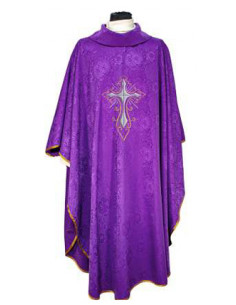 Casulla adamascada bordada...