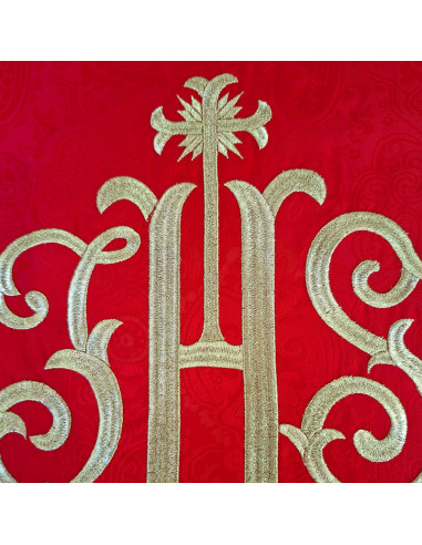 Casulla adamascada bordada JHS roja