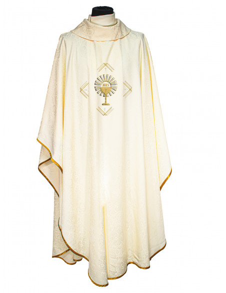 Casulla Adamascada Bordada Caliz Con Forma Jhs Y Rayos Crema