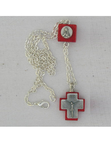 Colgante Madera Rojo Con Cruz Y Medallas Sagrado Corazon De Jesus Y Maria
